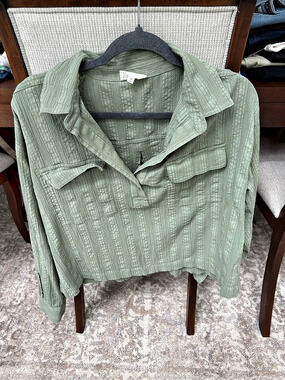 Lou Grey Textured Collared Top in Green Size Medium Like New